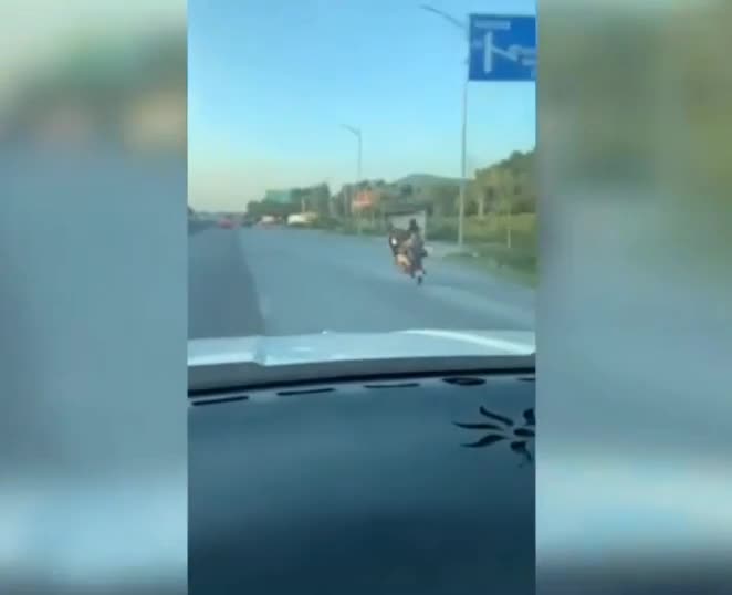 Video - Clip: Thót tim với màn đi xe máy bốc đầu, đánh võng vượt đèn đỏ của 2 thanh niên