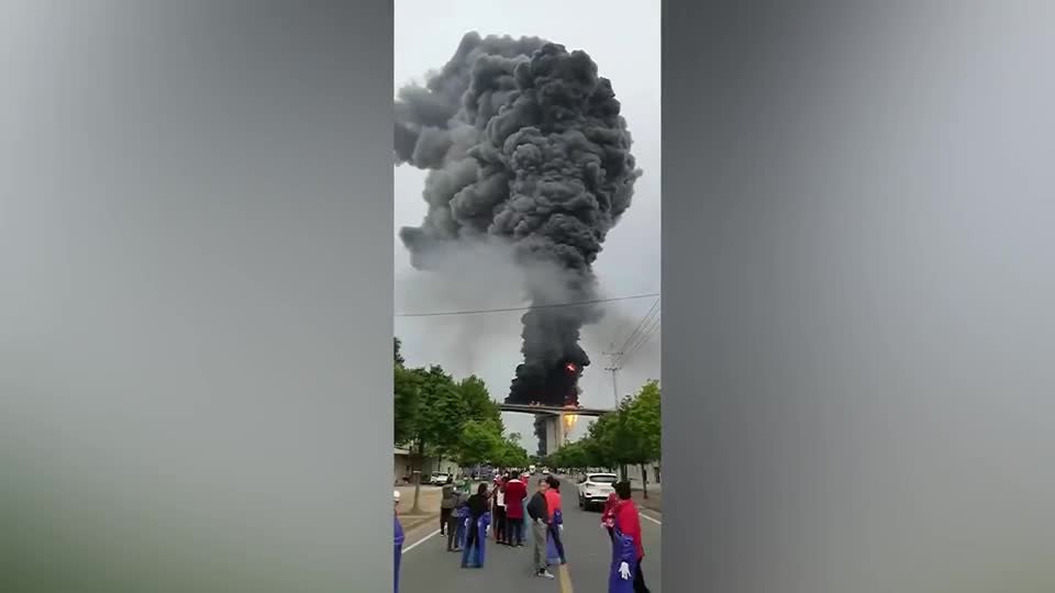 Video - Clip: 2 ô tô va chạm bùng nổ cột khói khổng lồ, dân tình sợ xanh mắt