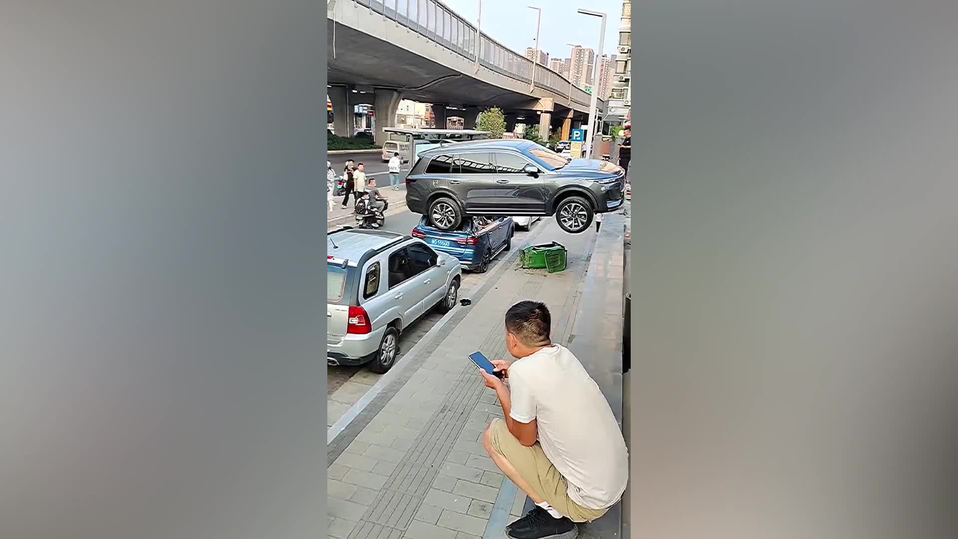 Mới- nóng - Video: Choáng váng, người phụ nữ lái ô tô 'hạ cánh' lên nóc xe khác