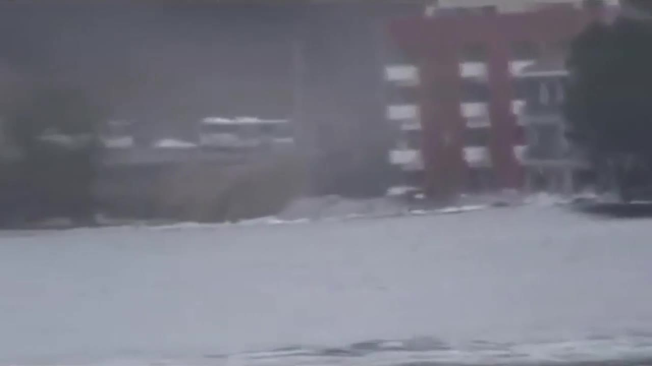 Video - Clip: Sóng thần khổng lồ phá hủy hoàn toàn bãi biển Namiita 