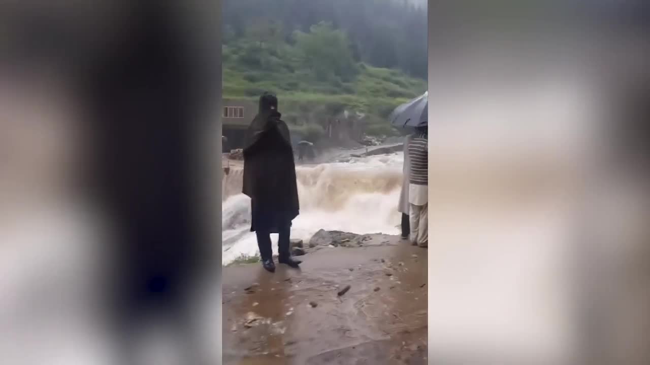 Video - Clip: Ô tô bị nước lũ cuốn trôi khi băng qua đường ngập nước