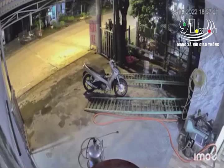 Xa lộ - Clip: Xe máy phóng nhanh, tông trực diện vào cửa nhà dân 