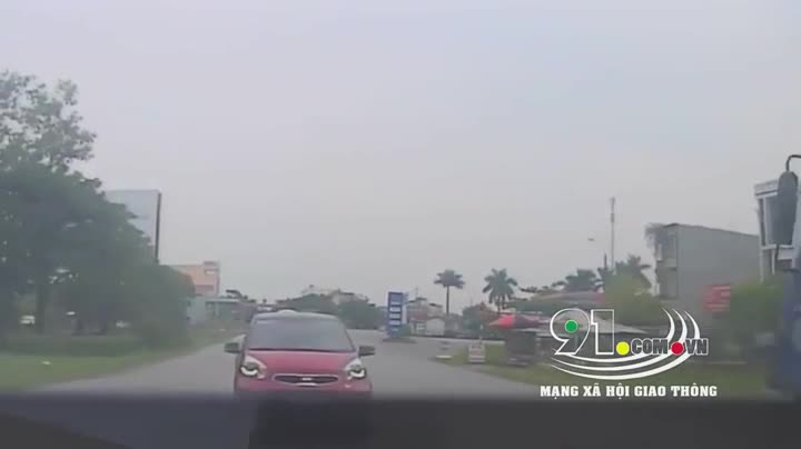 Mới- nóng - Video: Tài xế ô tô vượt ẩu xoay 180 độ khiến nhiều xe 'vạ lây' 