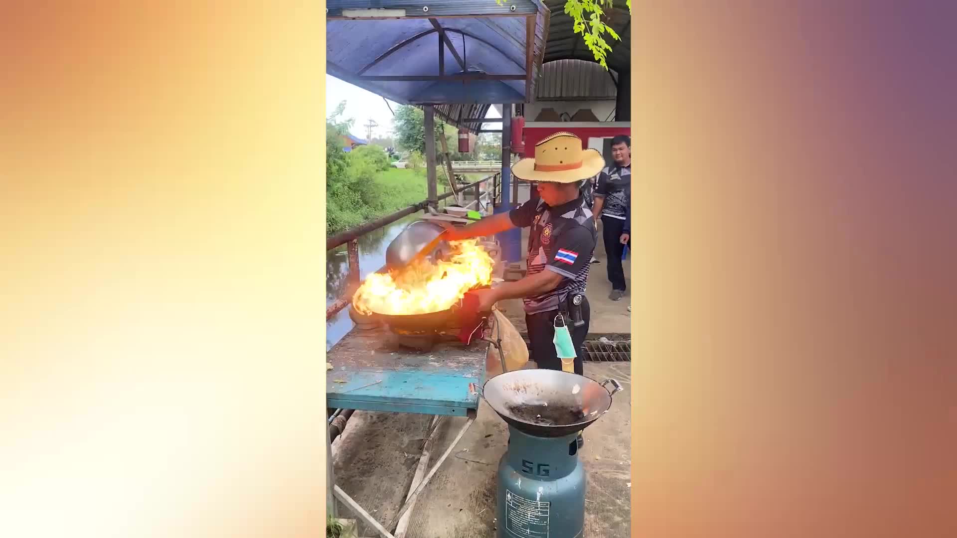 Video - Clip: Phản ứng nhanh cứu đầu bếp thoát khỏi ngọn lửa hung dữ 