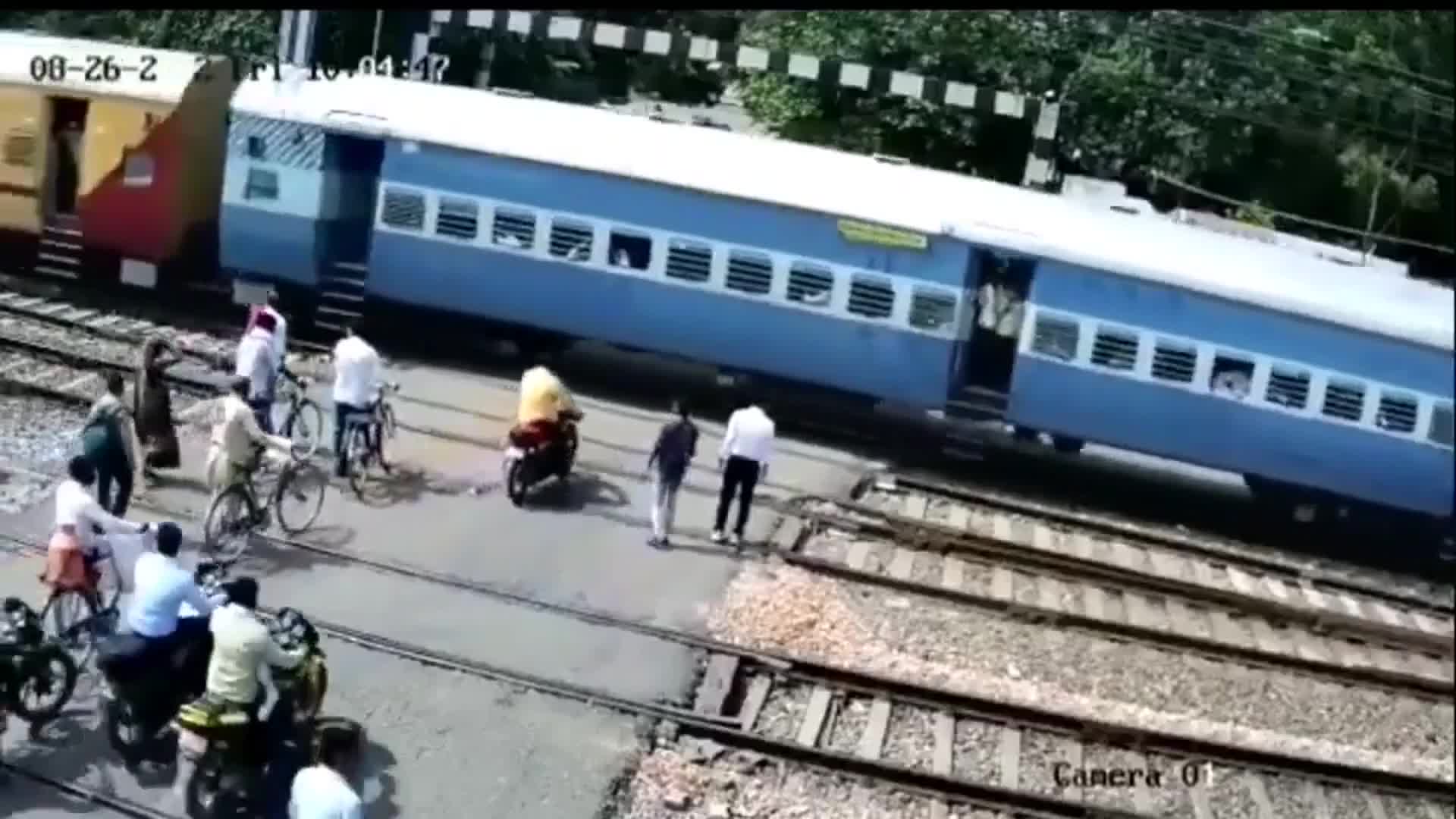 Video - Clip: Thót tim cảnh người đàn ông bị mắc kẹt ở đường ray xe lửa và cái kết bất ngờ
