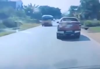 Xa lộ - Clip: Xe ô tô lao nhanh húc vào xe máy khiến 2 vợ chồng tử vong