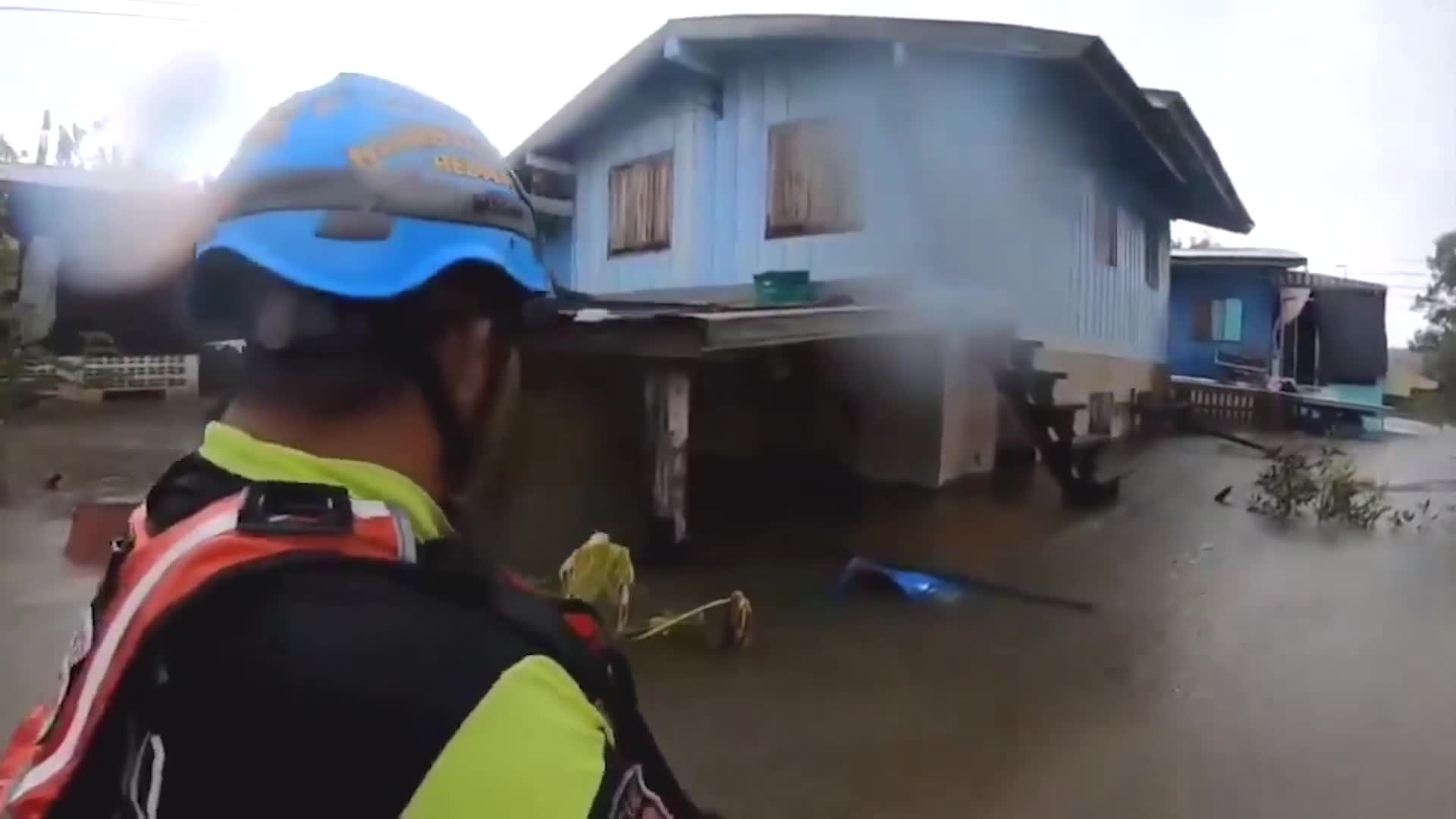 Video - Clip: Đội cứu hộ đưa thức ăn cho chú chó mắc kẹt trên mái nhà do ngập 