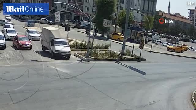 Video - Clip: Va chạm xe, tài xế bị hất văng ra khỏi cửa sổ 