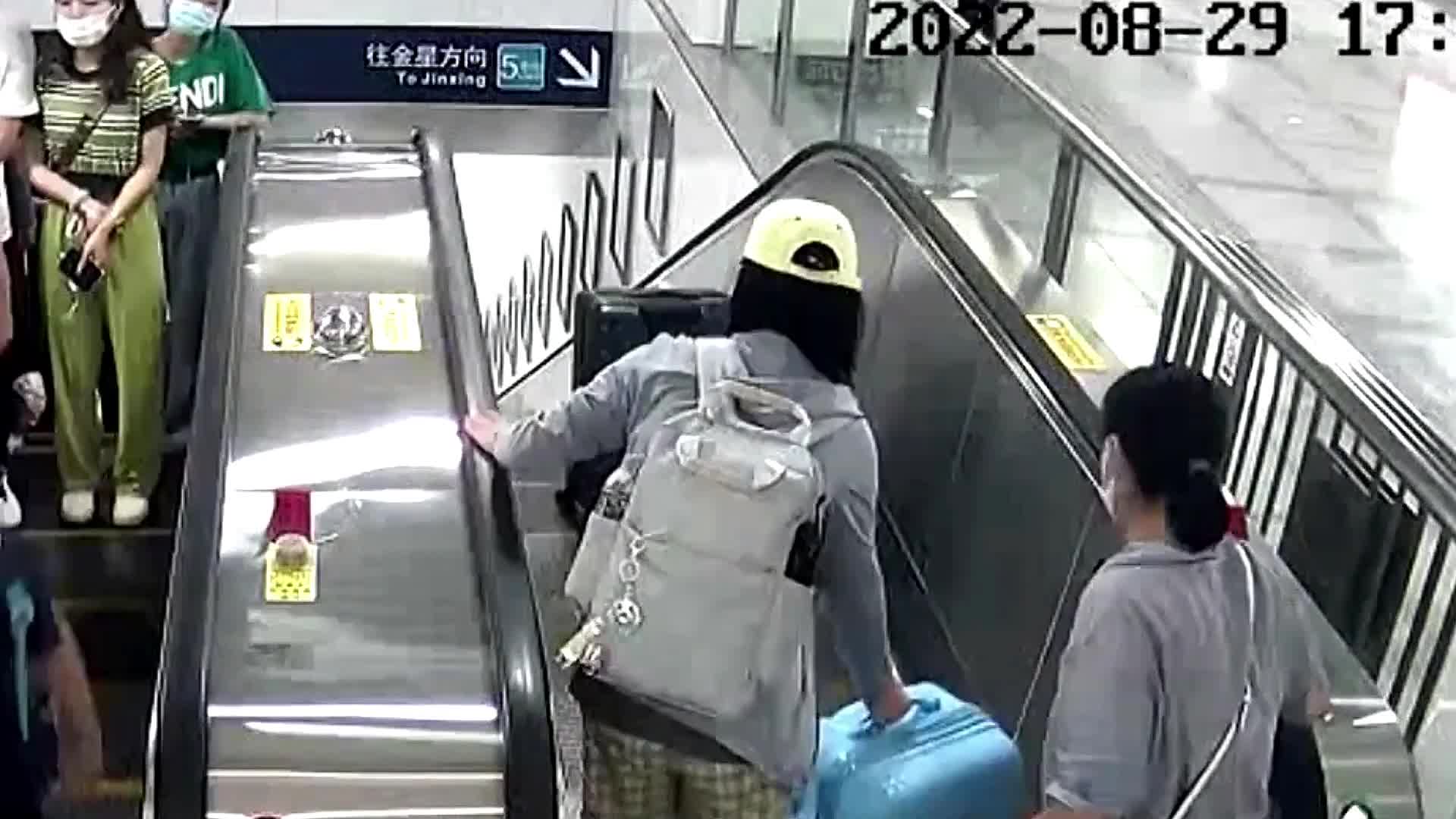 Video - Clip: Bất ngờ bị chiếc vali hất tung khi đang đi thang cuốn, người phụ nữ thoát nạn khó tin 