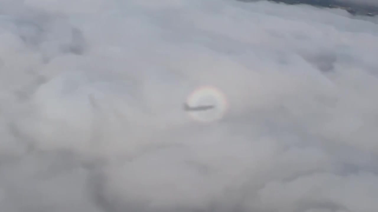 Video - Clip: Kỳ lạ hào quang cầu vồng bao quanh máy bay và sự thực bất ngờ