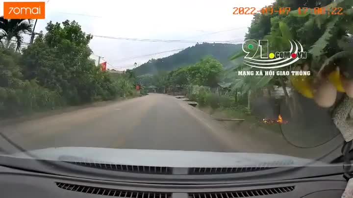 Video - Clip: Tạt đầu ô tô, người đi xe máy bị lộn nhào như 'kungfu'