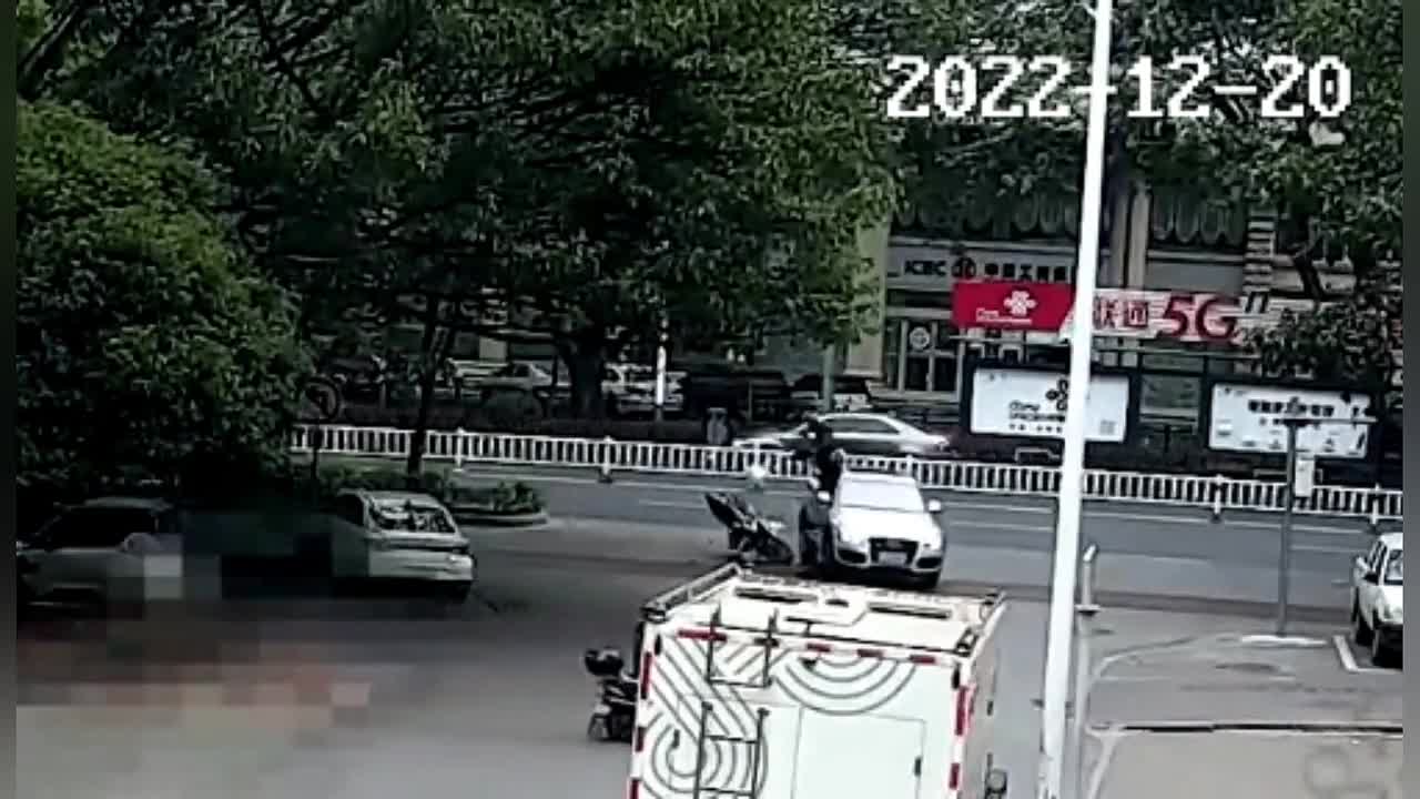 Video - Clip: Nam thanh niên văng lên nóc ô tô sau cú va chạm kinh hoàng