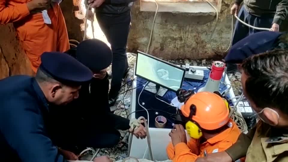 Video - Clip: Bé trai 6 tuổi rơi xuống giếng khoan và màn giải cứu ngoạn mục