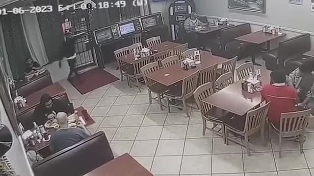 Video - Clip: Cầm súng giả đi cướp, người đàn ông nhận ngay kết đắng