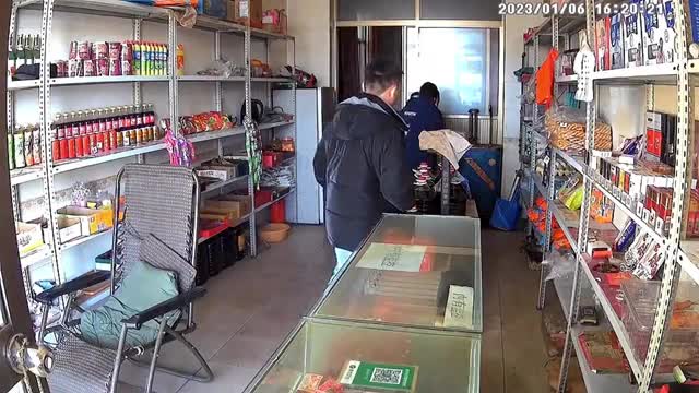 Video - Cặp nam nữ giả vờ mua hàng rồi trộm đồ nhanh như chớp