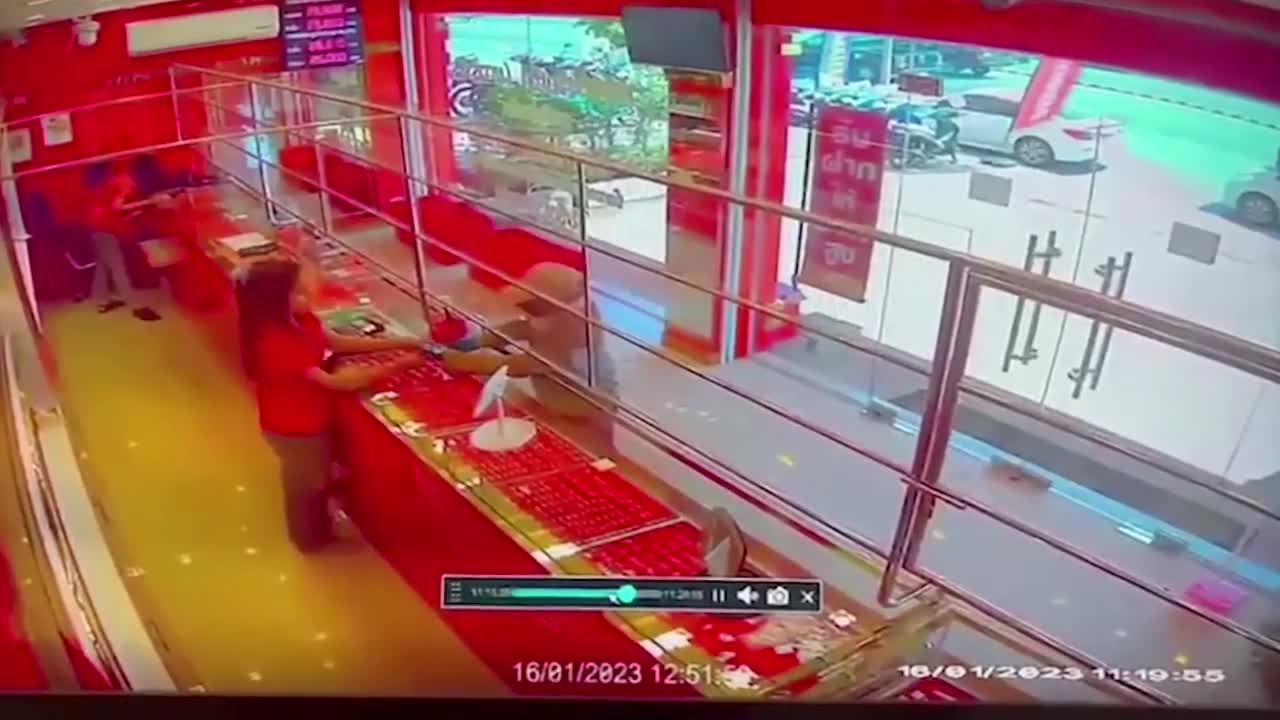 Video - Clip: Cướp tiệm vàng, người phụ nữ bị cô gái tung cước hạ gục