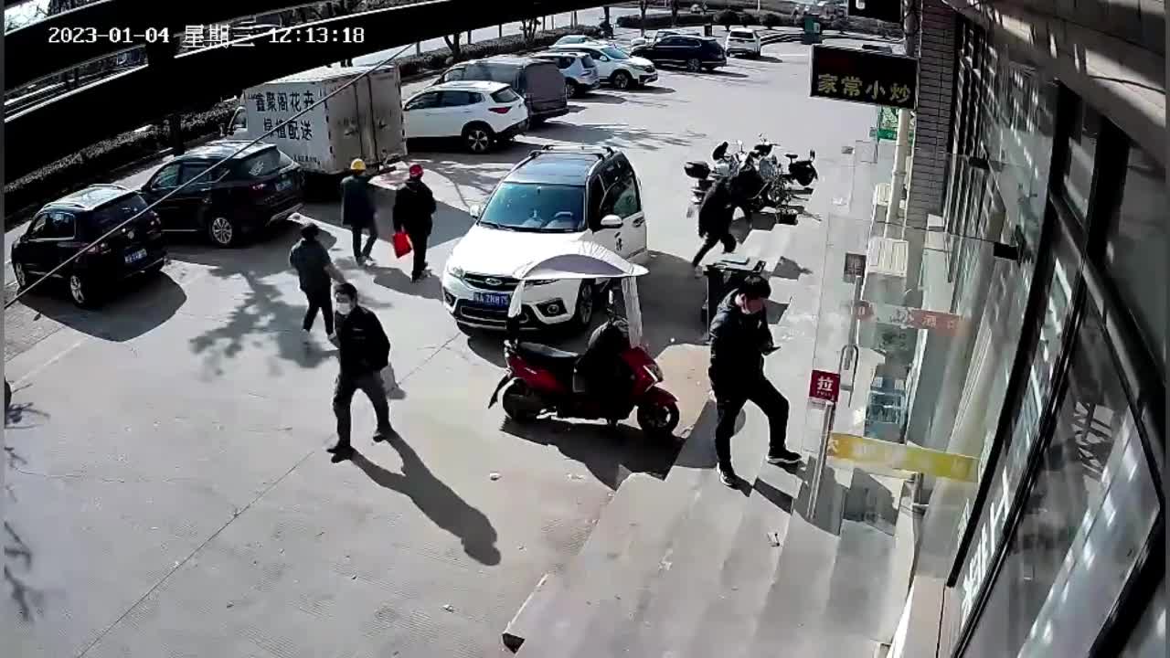 Video - Clip: Lốp xe văng khỏi xe tải, 'hạ gục' nam cảnh sát