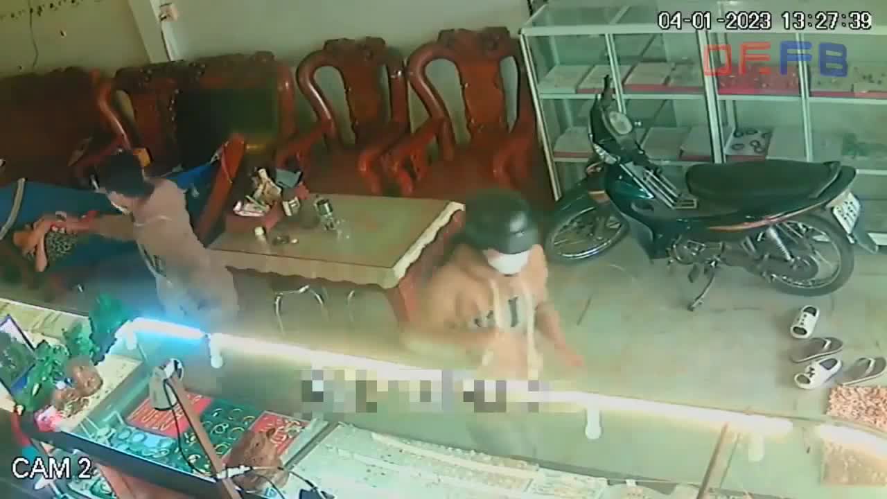 Video - Clip: Chủ nhà 'tung cước' đạp ngã đôi vợ chồng cướp tiệm vàng