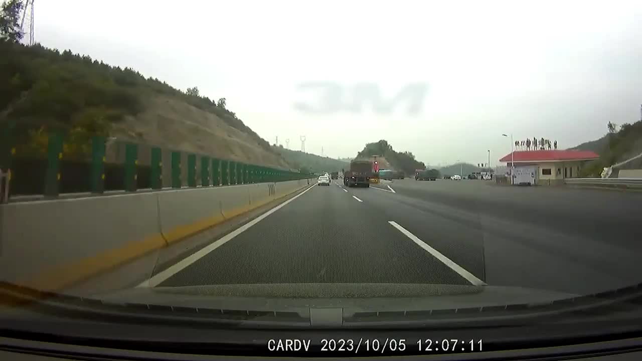 Video - Clip: Đâm vào rào chắn, xe tải chở hóa chất lật nghiêng trên cao tốc