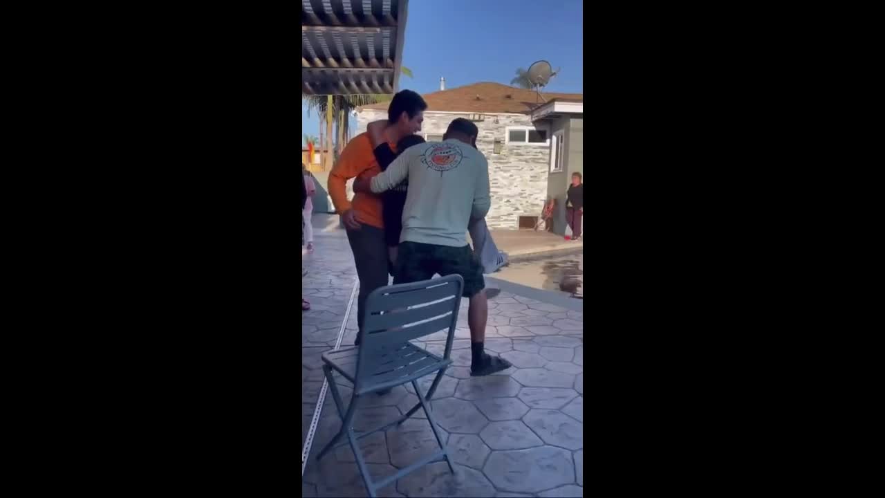 Video - Clip: Cố ném cô gái xuống bể bơi, 2 người đàn ông nhận kết đắng