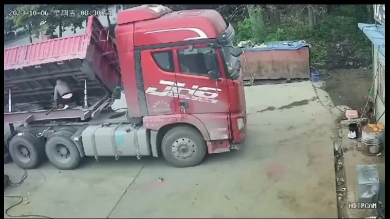 Video - Clip: Đang sửa xe, người đàn ông suýt mất mạng vì tình huống bất ngờ