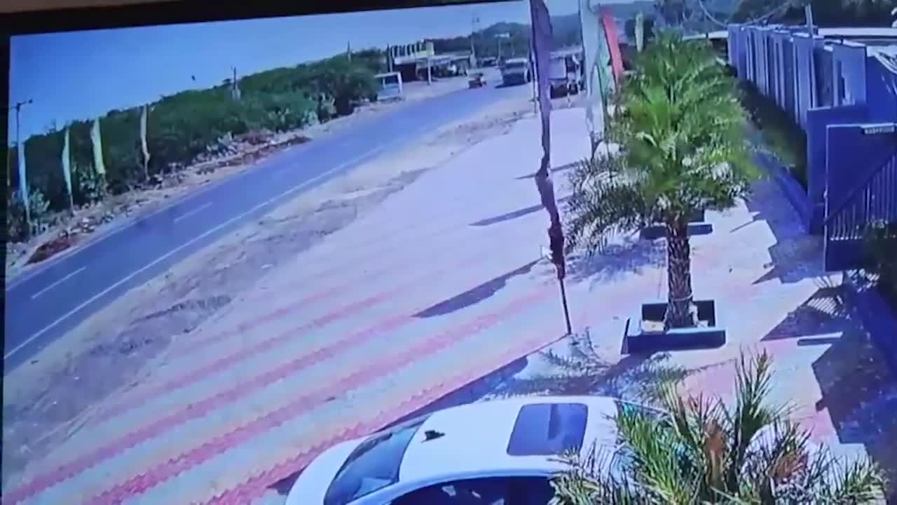 Video - Clip: Ô tô con lao thẳng vào đầu xe tải khiến 2 người tử vong