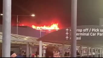 Video - Clip: Cháy tại một sân bay ở Anh, tất cả các chuyến bay bị đình chỉ