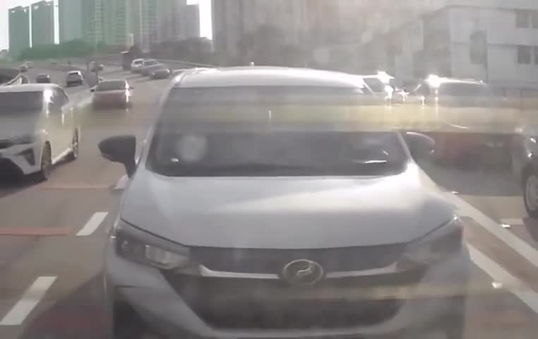 Video - Clip: Vung chân đạp gương ô tô, người đàn ông nhận ngay kết đắng