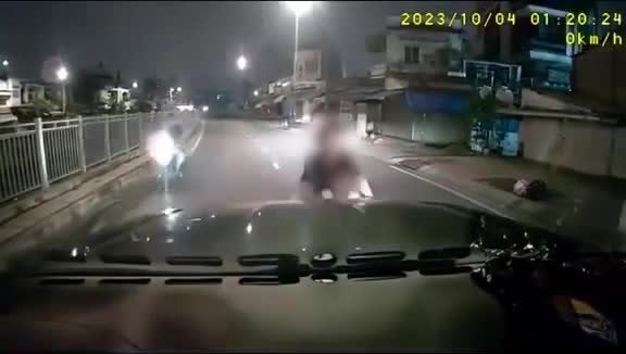 Video - Clip: Đang đi đường, người phụ nữ bất ngờ lao thẳng vào đầu ô tô
