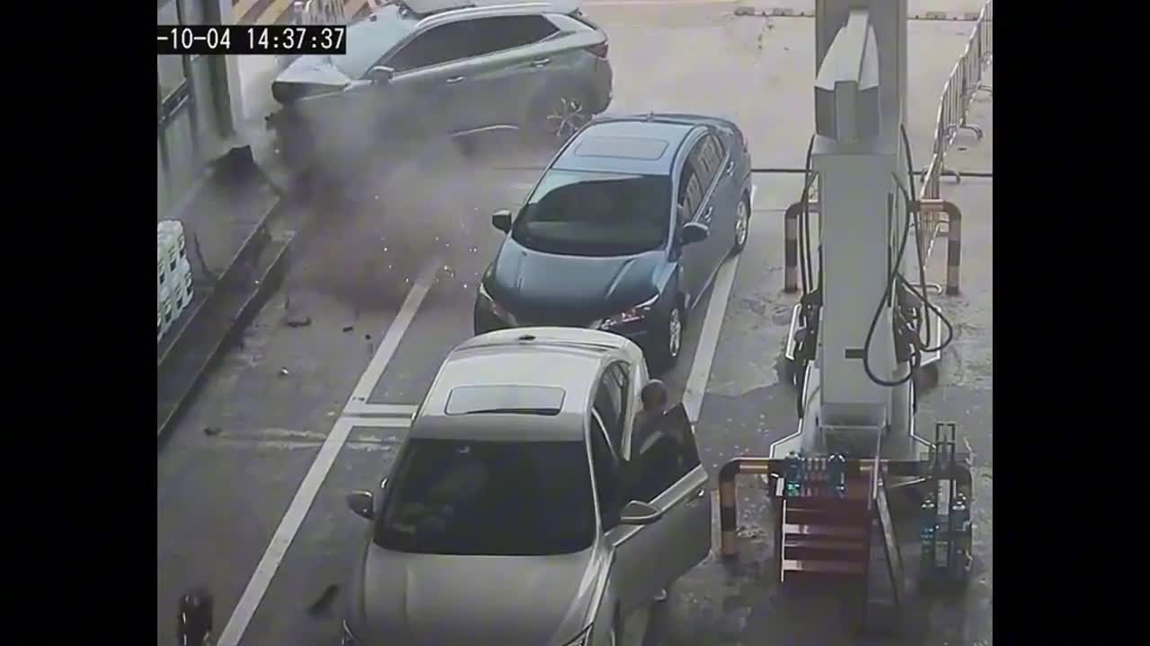 Video - Clip: Nhầm chân ga, ô tô điện lao vào trạm xăng rồi bốc cháy dữ dội
