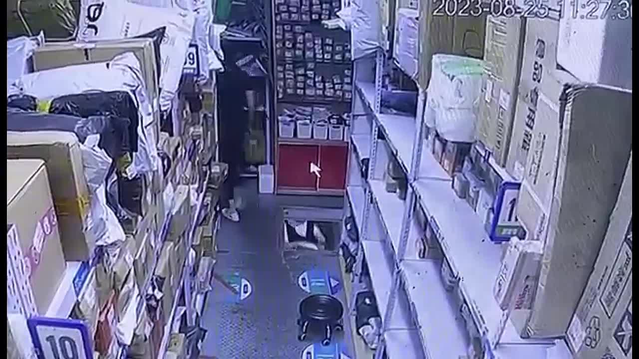 Video - Clip: Người phụ nữ bất ngờ rơi xuống hố sâu 2,8 mét ở siêu thị