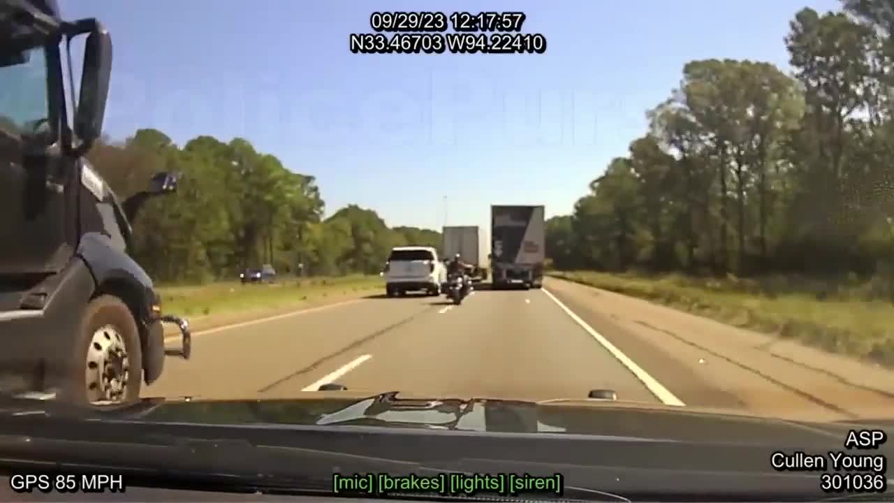 Video - Clip: Phớt lờ hiệu lệnh, mô tô vi phạm bị xe cảnh sát húc bay