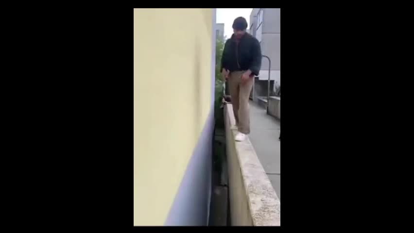 Video - Clip: Kinh hoàng người đàn ông bị rơi xuống khe hẹp giữa hai bức tường