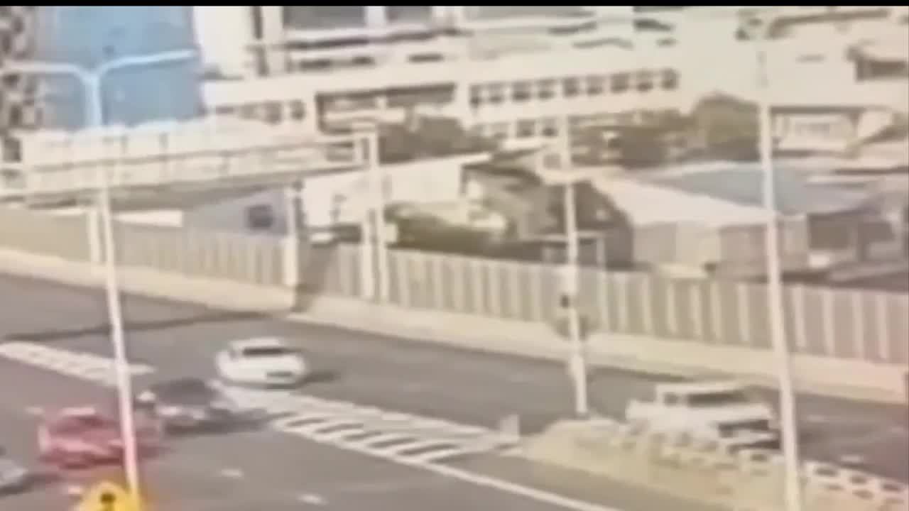 Video - Clip: Ô tô bất ngờ tông vào dải phân cách như phim hành động