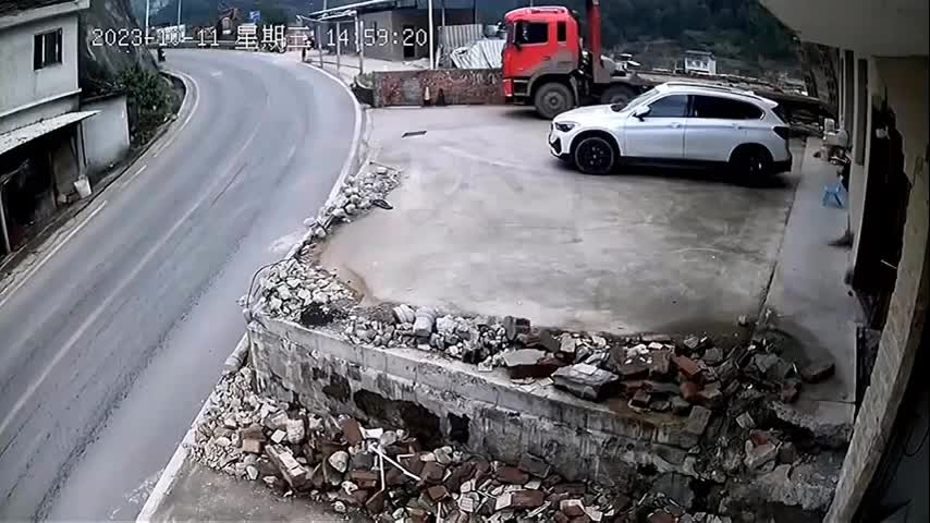 Video - Clip: Xe tải mất kiểm soát đâm văng xe máy rồi lao vào nhà dân