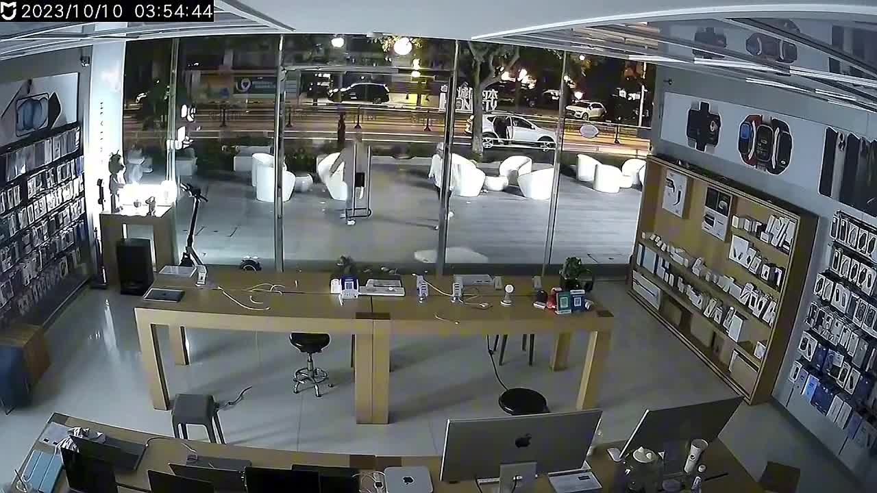 Video - Clip: Nhóm cướp phá cửa, đột nhập vào cửa hàng điện thoại lúc nửa đêm