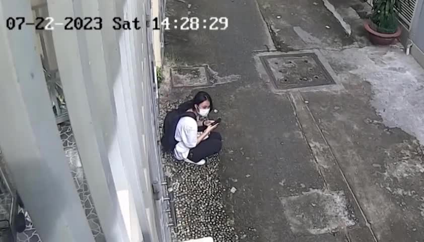 Video - Clip: Bị cướp điện thoại, nữ sinh 'tung cước' đạp vào bụng tên cướp