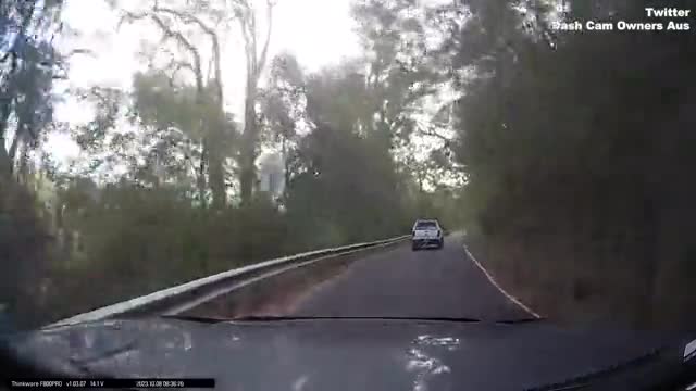 Video - Clip: Lao vào đầu ô tô khi vào cua, người đàn ông văng lên không trung