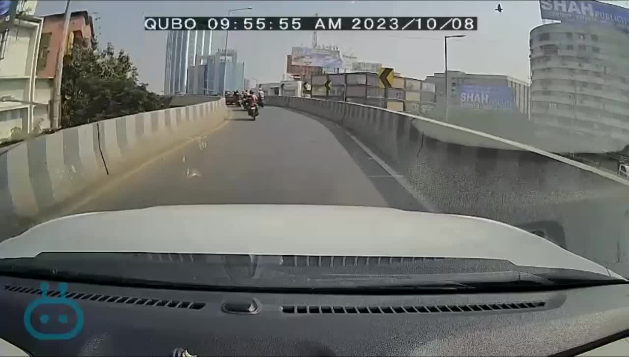 Video - Clip: Ôm cua đâm vào lan can, nam thanh niên suýt rơi khỏi cầu vượt