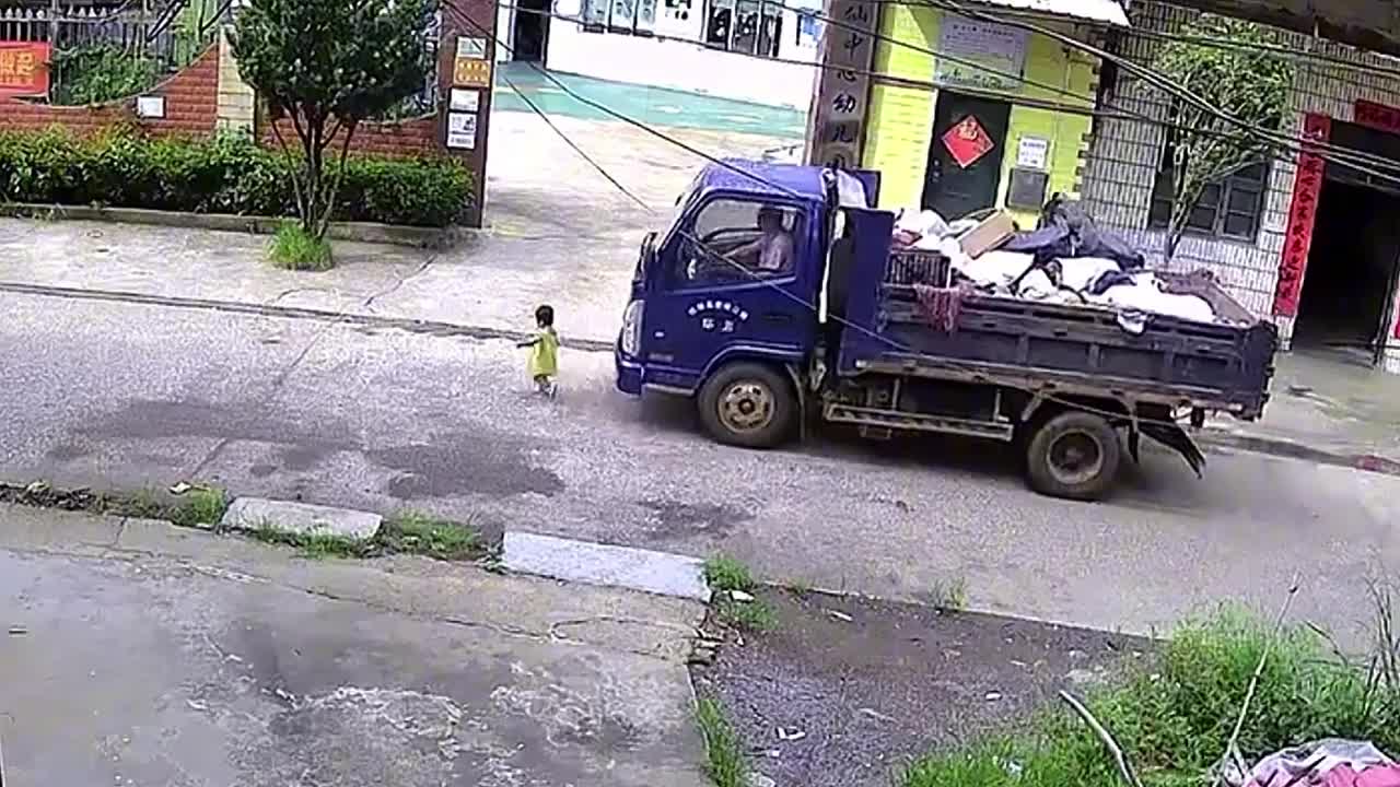 Video - Clip: Bị xe chở rác tông ngã rồi cuốn vào gầm, bé gái sống sót khó tin