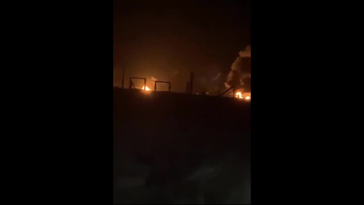 Thế giới - Video: Ukraine tấn công tên lửa, xuất hiện đám cháy trong sân bay quân sự Nga 