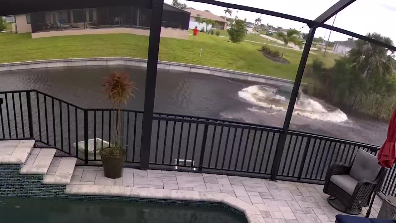 Video - Clip: Ô tô lao thẳng xuống kênh nước, dân vội nhảy xuống cứu tài xế