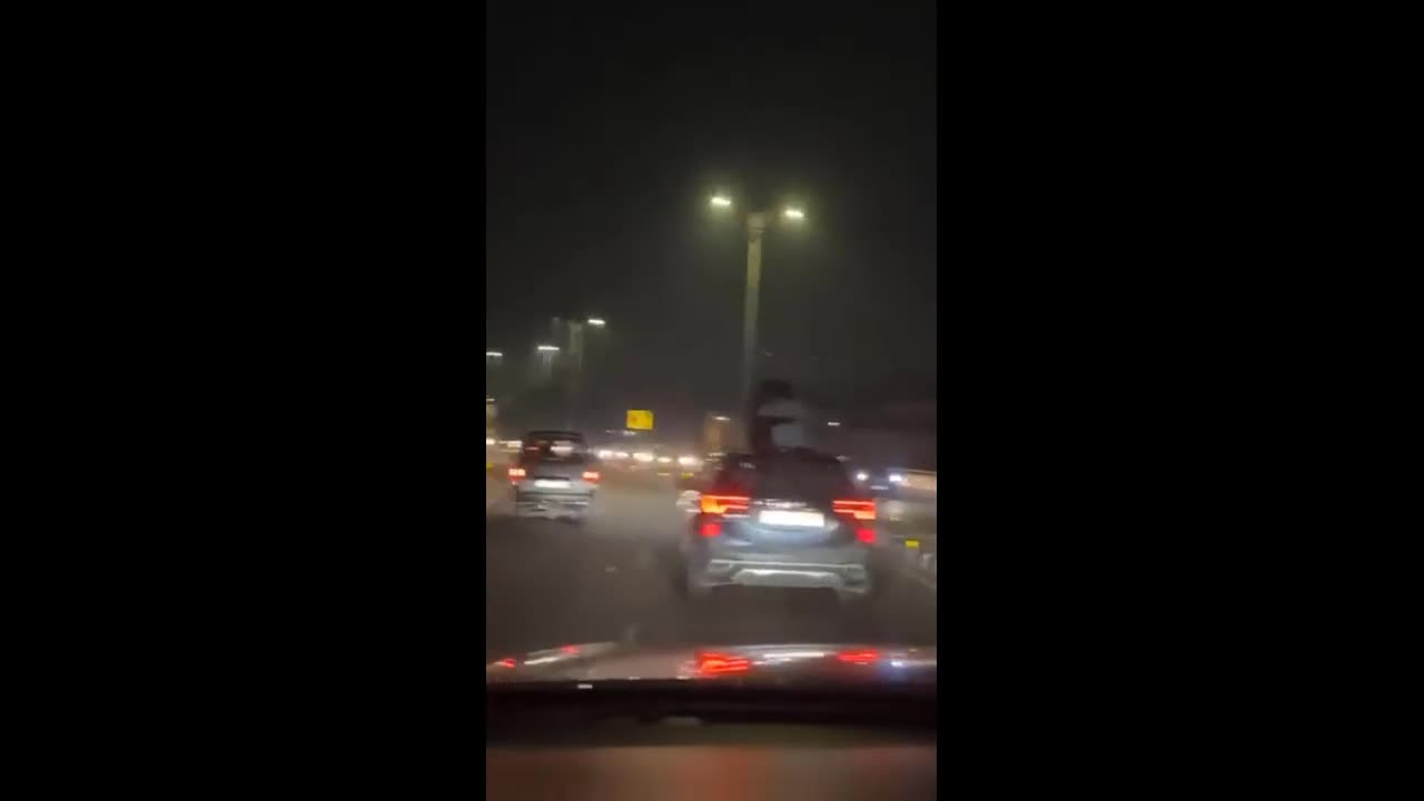 Video - Clip: Ngồi trên nóc ô tô đang chạy, cặp đôi thản nhiên hôn nhau say đắm