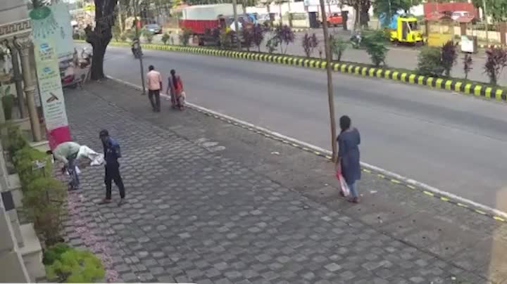 Video - Clip: Ô tô bất ngờ lao lên vỉa hè, tông trúng 5 người đi bộ