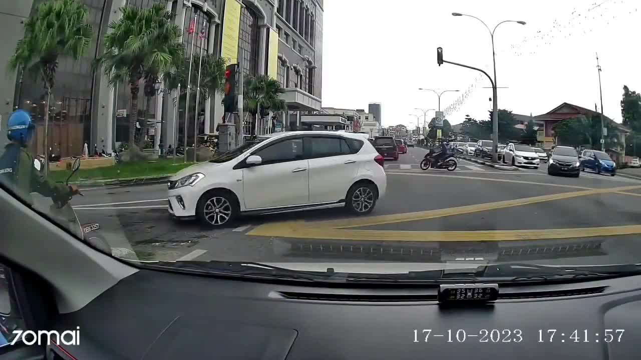 Video - Clip: Rơi khỏi xe ô tô, bé trai bị tông trúng 2 lần và cái kết bất ngờ