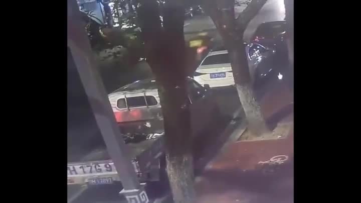 Video - Clip: Tài xế say rượu lái ô tô tông trực diện 4 xe máy rồi bỏ chạy
