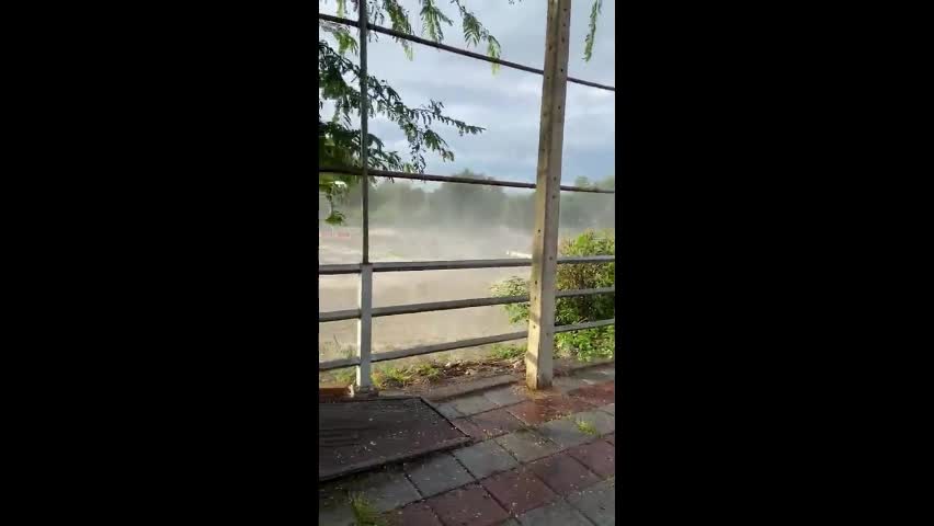 Video - Clip: Một cây cầu bị sập do nước lũ dâng cao