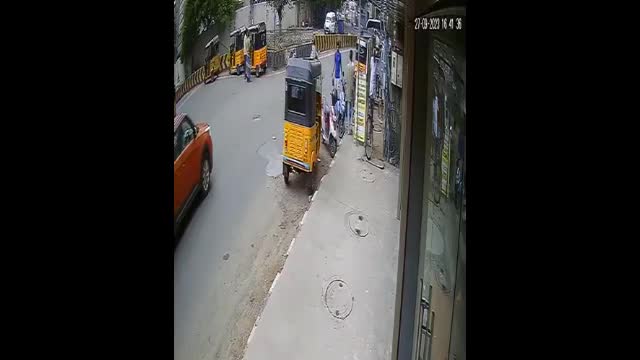 Video - Clip: Đang đi bộ, người đàn ông bị ô tô đâm tử vong tại chỗ