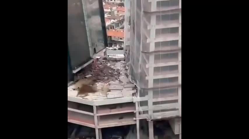 Video - Clip: Giàn giáo đổ sập khiến 8 công nhân bị treo lơ lửng trên không