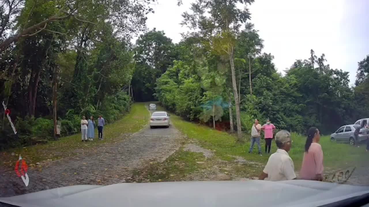 Video - Clip: Xe chở nhà sư đột ngột lao xuống dốc, người dân sợ hãi la hét
